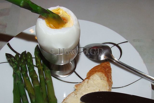 How to make soft-boiled duck eggs with asparagus
