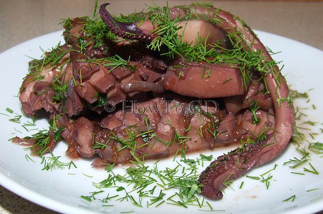 How to cook cuttlefish in red wine, Greek style